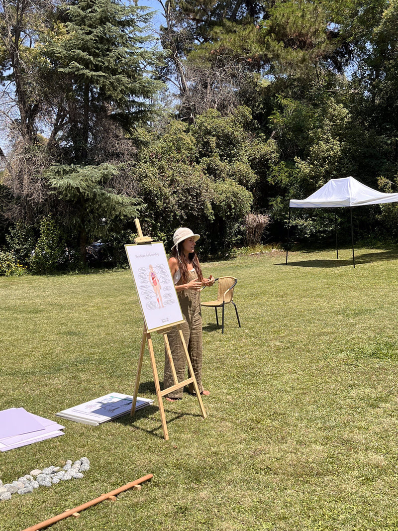 Katerina Brzovic dando una charla de grounding al aire libre